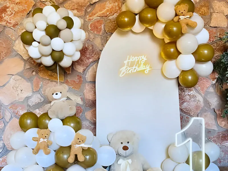 Золотые и белые шары, плюшевые мишки и неон Happy Birthday — оформление дня рождения