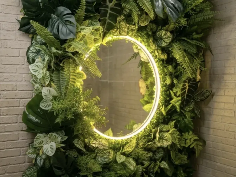Круглое зеркало с LED-подсветкой в зелени, озеленение санузла